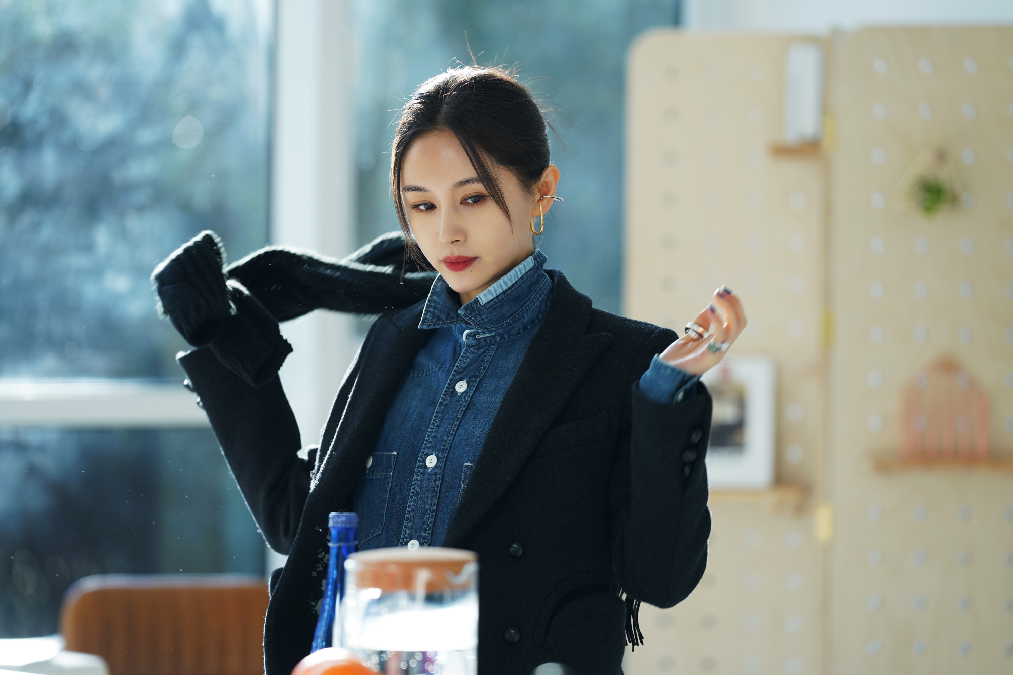 王子文《怦然再心动》酷飒look"出征"约会秘密武器竟是增高鞋垫