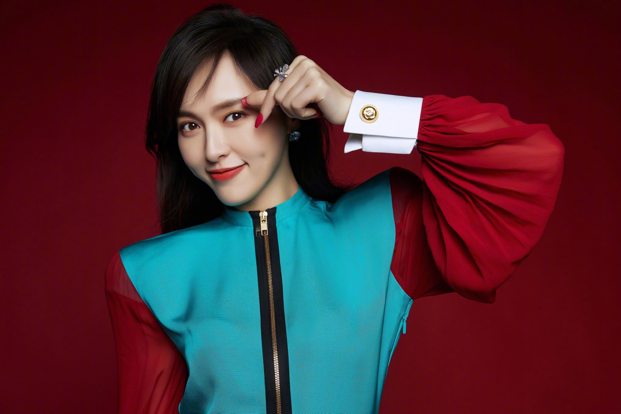 唐嫣最新大片公开身穿红绿拼接连衣裙设计感十足