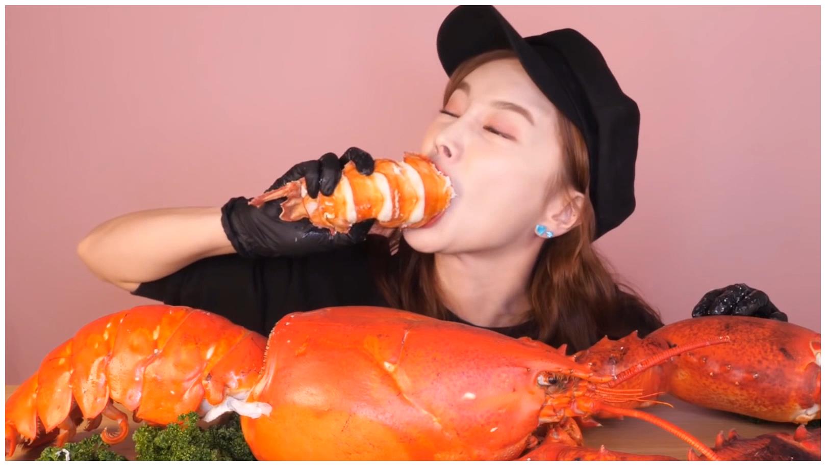 超大龙虾现杀先吃,小姐姐大口吃肉的样子真满足