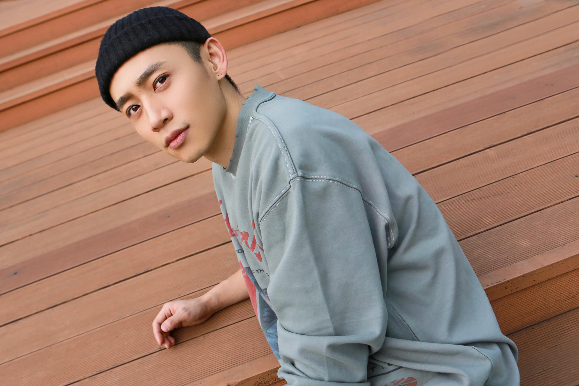 魏晨全新街拍瓜皮帽做旧卫衣应景春季潮搭