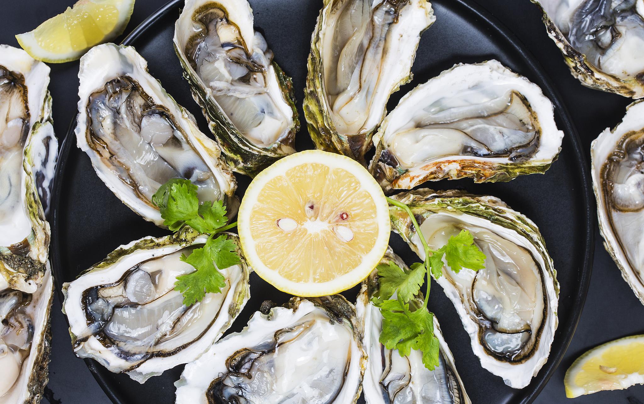 3生蚝肉用水冲干净4摆盘铺上蒜蓉酱5撒上