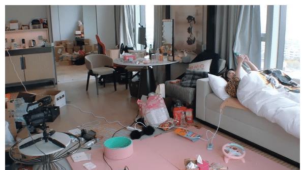 32岁的阚清子不会做饭,也不爱收拾屋子,爸爸坦言对阚清子太宠