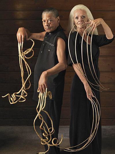 老汉60年不剪指甲!指甲长度超过9米!你怎么看这种癖好?