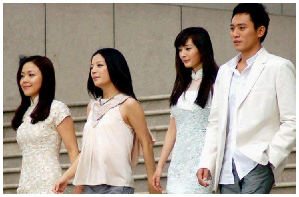 赵薇10年前拍的拉芳广告,杨幂给赵薇当背景,身后还全是一线巨星