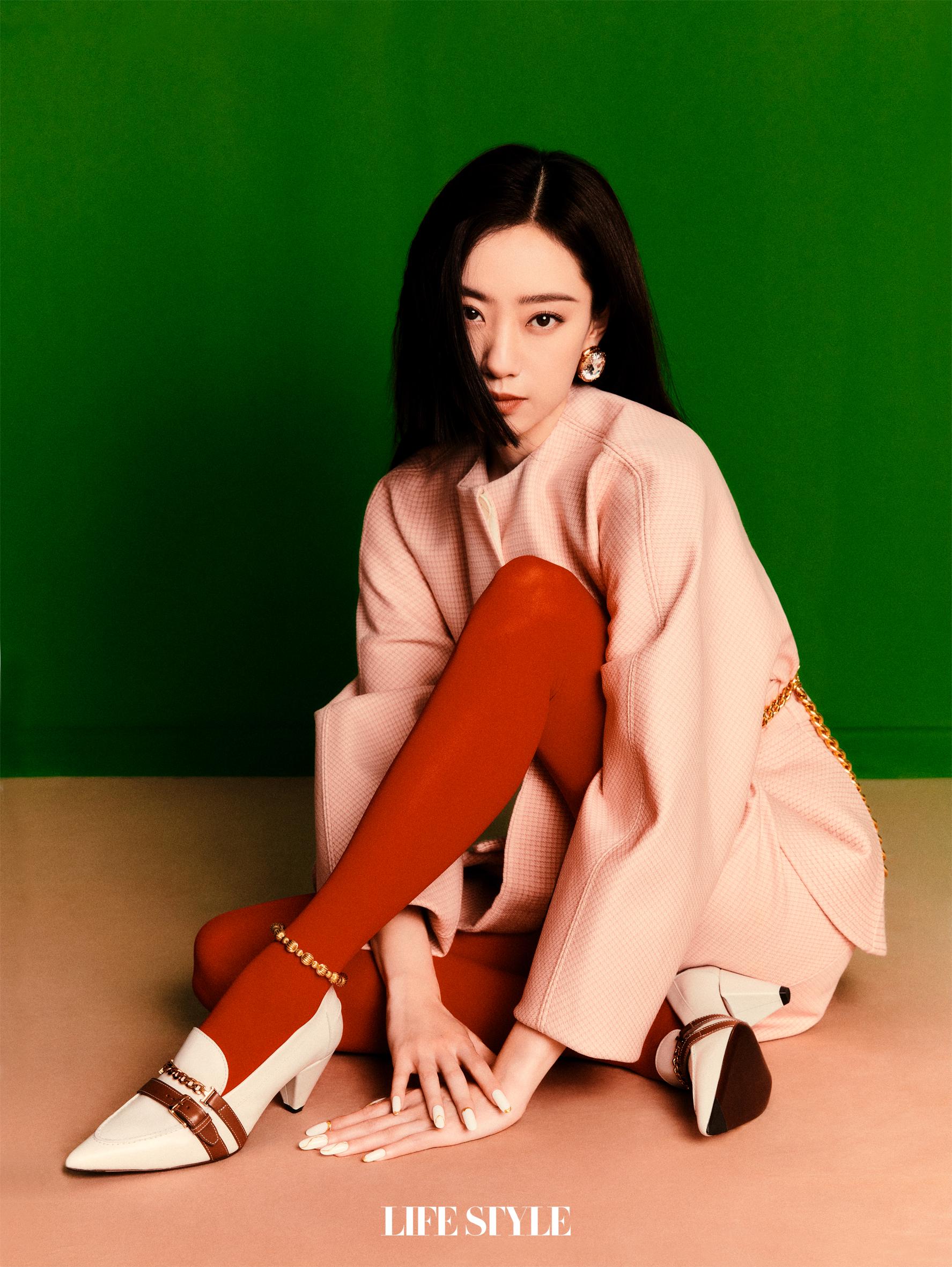 张小斐精品购物指南封面大片公主切造型诠释摩登风潮