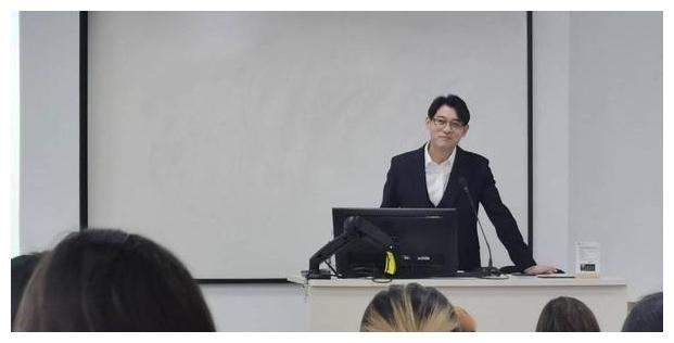 西政男老师气质不凡,被学生誉为"何以琛",同时还是法学博士|老师|院校