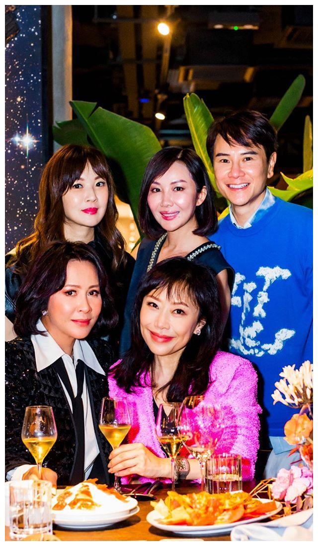 刘嘉玲和关之琳甜蜜合影搂在一起拍照手拿红酒关系情同姐妹