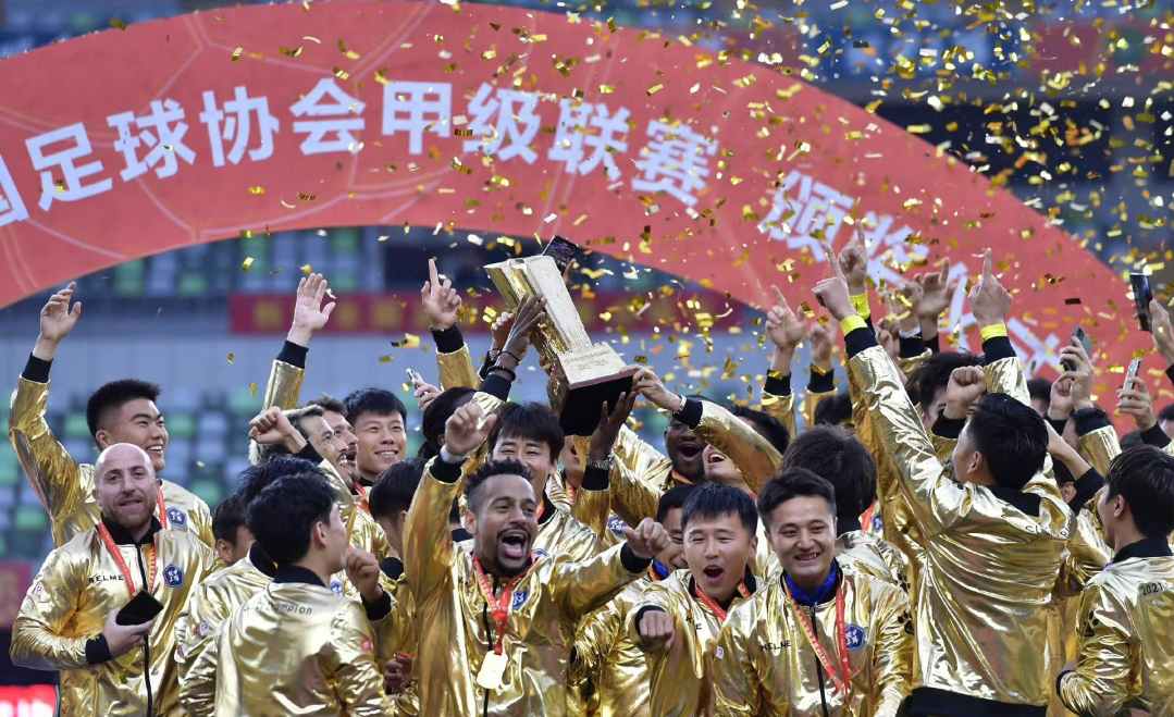 武汉三镇足球队夺得2021赛季中甲冠军,球员们一起庆祝夺冠__财经头条