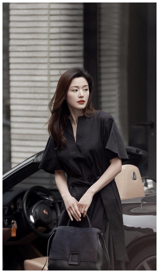 39全智贤气质依然亮眼,拍广告脸对镜头毫无压力,皮肤紧致白皙