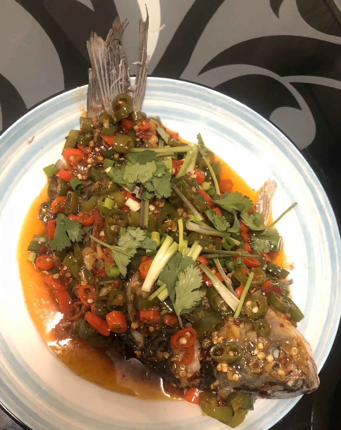 教你一招学会自己做川菜《凉拌鲫鱼》