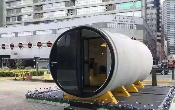 继笼屋之后香港又推出水管房可以随机摆放同时入住4人