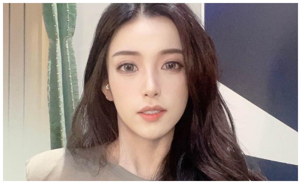 "抖音第一美女"直播一半突变大小眼 网友:双眼皮去哪了?