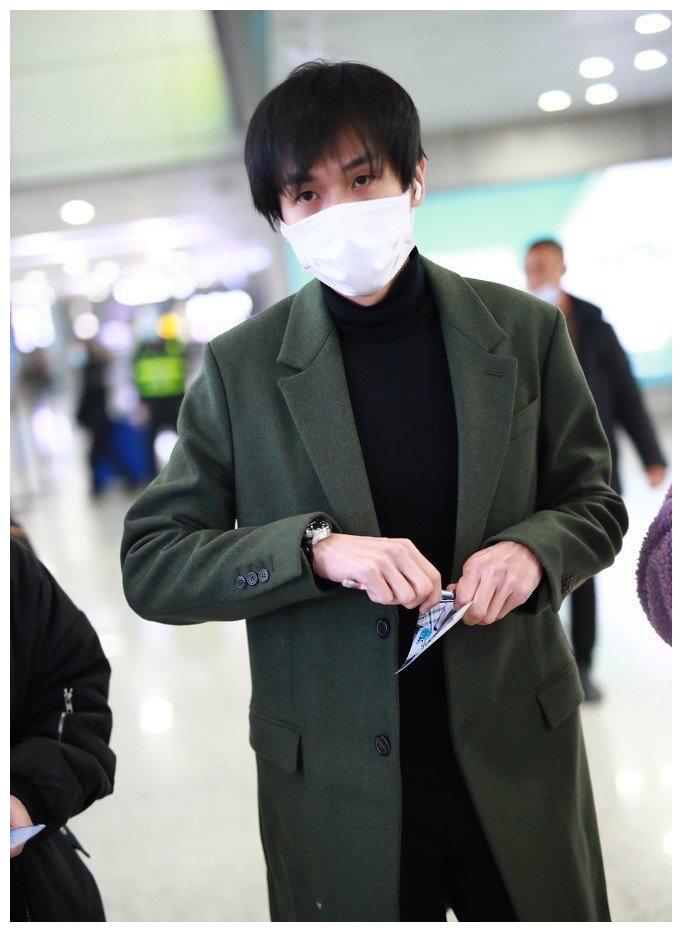 暴瘦之后加上素颜,这模样的张若昀,看起来真的很沧桑老态.