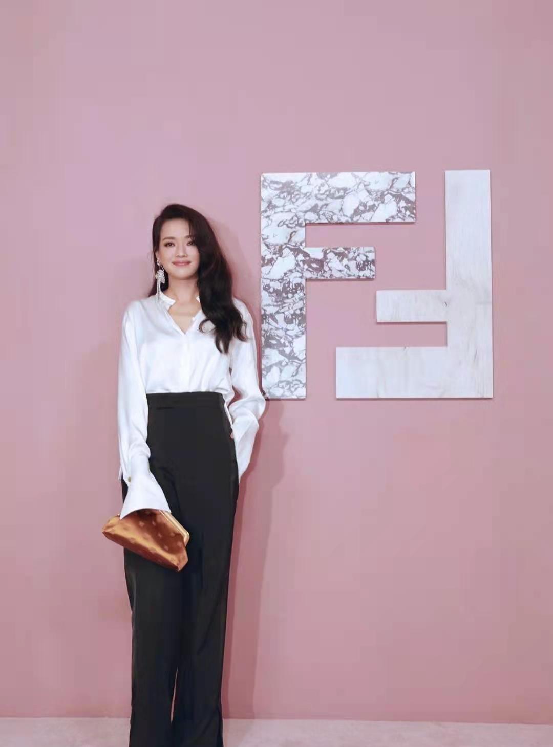 舒淇穿西装走路带风,一双拖鞋就可以做到!网友:我缺的是拖鞋吗