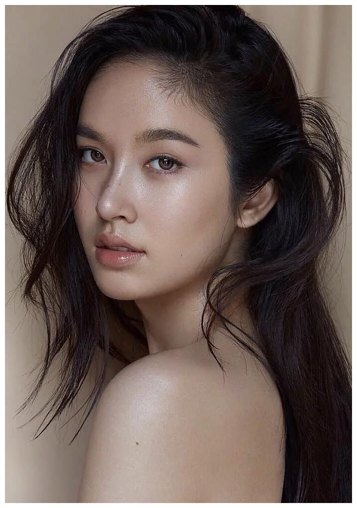 今天我们要说的poy,是泰国以及亚洲最著名的变性美女,她在2004年的