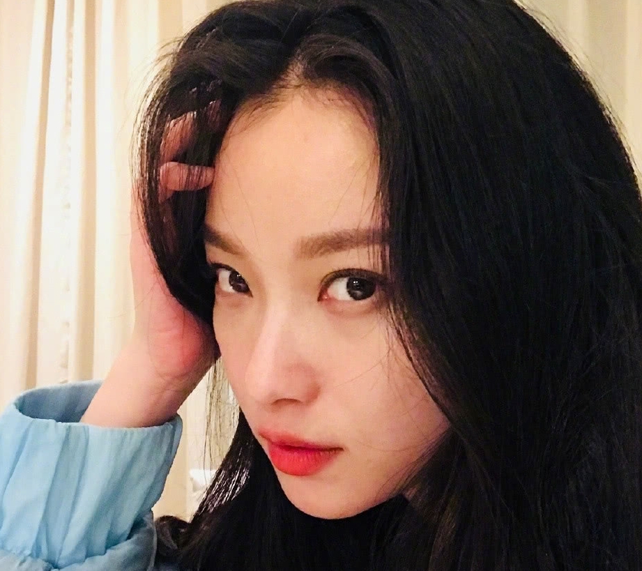 倪妮尝试"中分"发型,气质十足犹如女王,墨绿色穿搭更显霸气