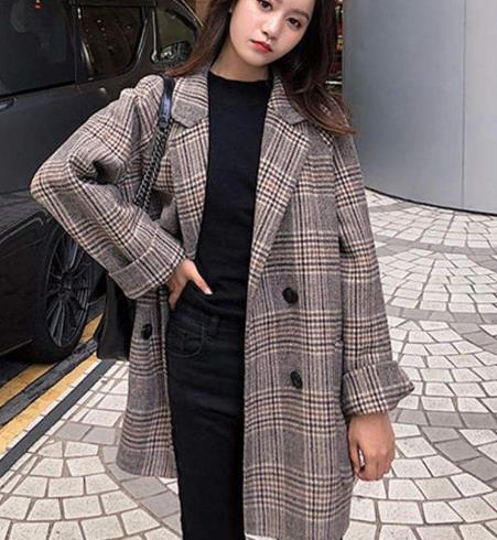 身穿暗色风衣配围巾,和女儿好似闺蜜俩|张予曦|围巾|大衣_新浪新闻