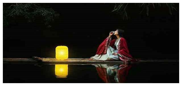 本是青灯不归喀却因浊酒恋红尘意思