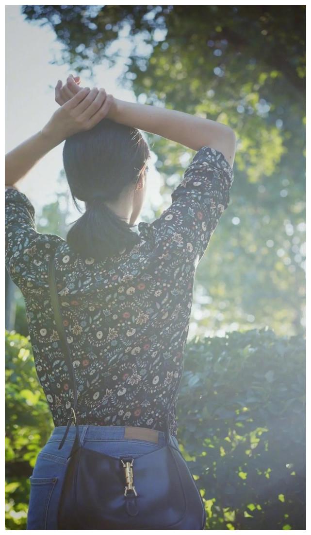 黄磊镜头下的孙莉真美,碎花衣马尾辫,网友:不像三个孩子的妈