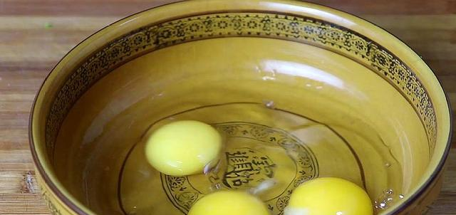 2元豆腐,加3个鸡蛋,这做法孩子最爱吃,吃一口就忘不了休闲区蓝鸢梦想 - Www.slyday.coM 2元豆腐,加3个鸡蛋,这做法孩子最爱吃,吃一口就忘不了休闲区蓝鸢梦想 - Www.slyday.coM