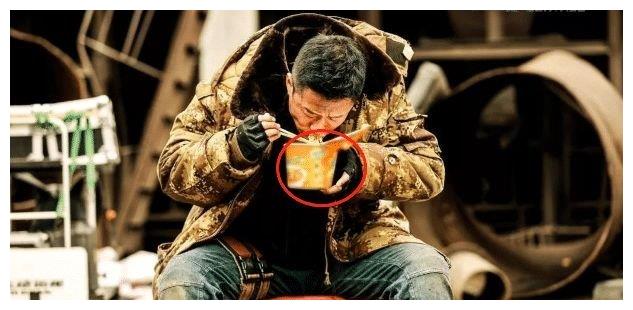 明星剧组吃饭:刘德华排队打饭,吴京吃泡面,她八菜一汤