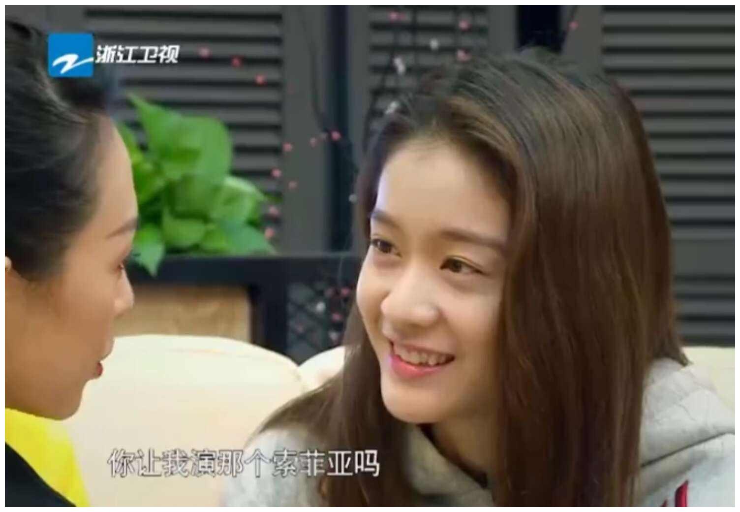 娱乐圈的神仙友谊,章子怡张雪迎相差19岁的忘年交,太相似