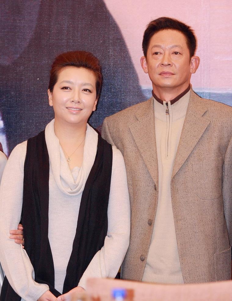 江珊穿衣不走寻常路大红连体裤配黑西装梳酒红短发真精致