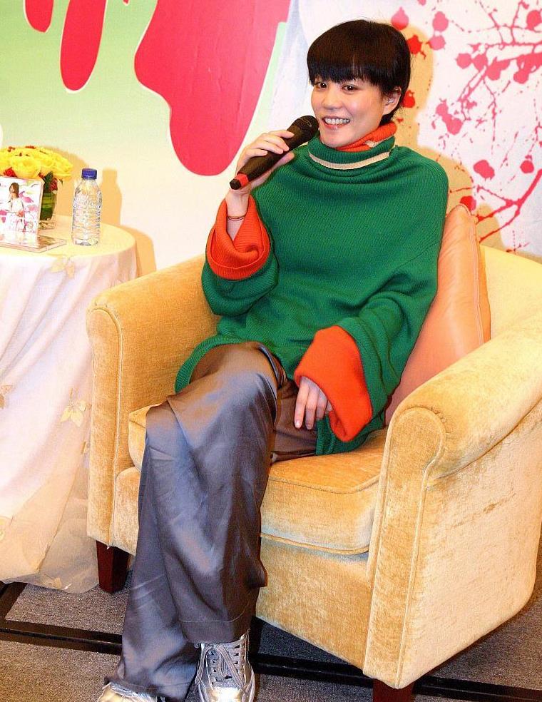 王菲穿衣色彩搭配好时髦橘色叠搭绿色针织衫显活力又醒目