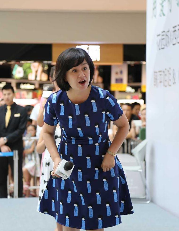 鞠萍姐姐胖的很美穿蕾丝红衣搭黑裙身材发福却很高雅