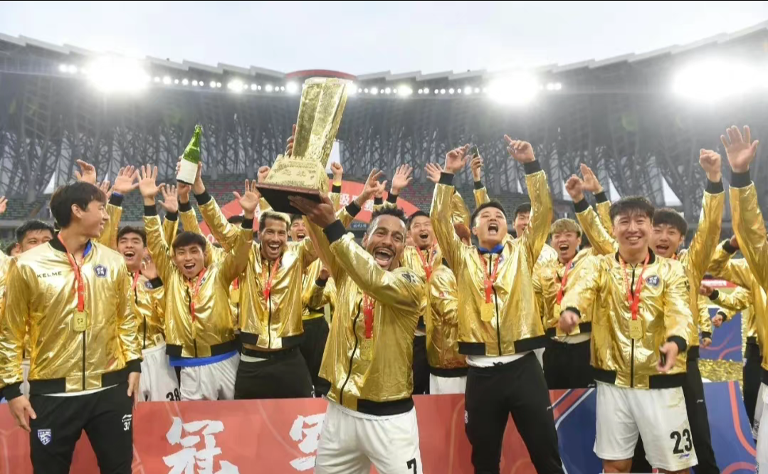 武汉三镇足球队夺得2021赛季中甲冠军球员们一起庆祝夺冠