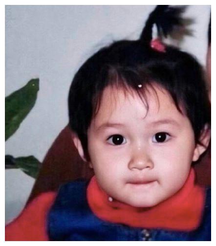 关晓彤的童年照和现在基本没有什么区别,和小时候简直是一模一样啦