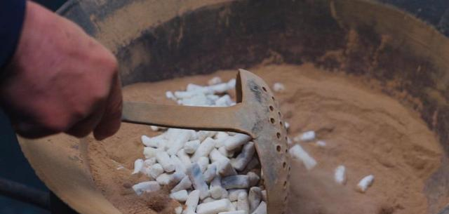 河南这两个地方用土做馍，网友看了：原来“吃土”是从这儿来的！休闲区蓝鸢梦想 - Www.slyday.coM