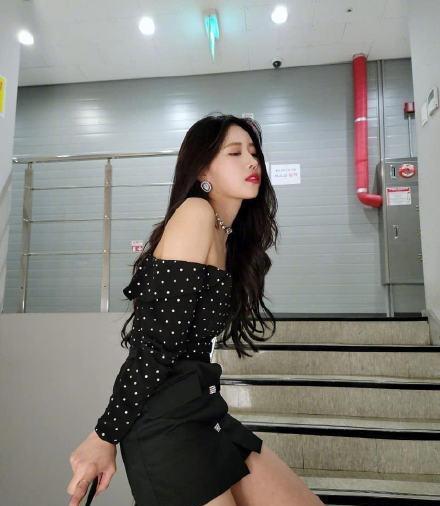 人间戏精李美珠晒画报花絮照大秀香肩美腿