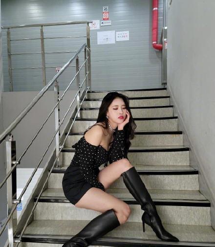 人间戏精李美珠晒画报花絮照大秀香肩美腿