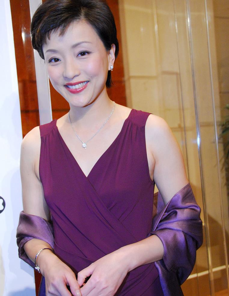 主持人杨澜美得真高雅穿红色连衣裙配短发气质甜美又端庄