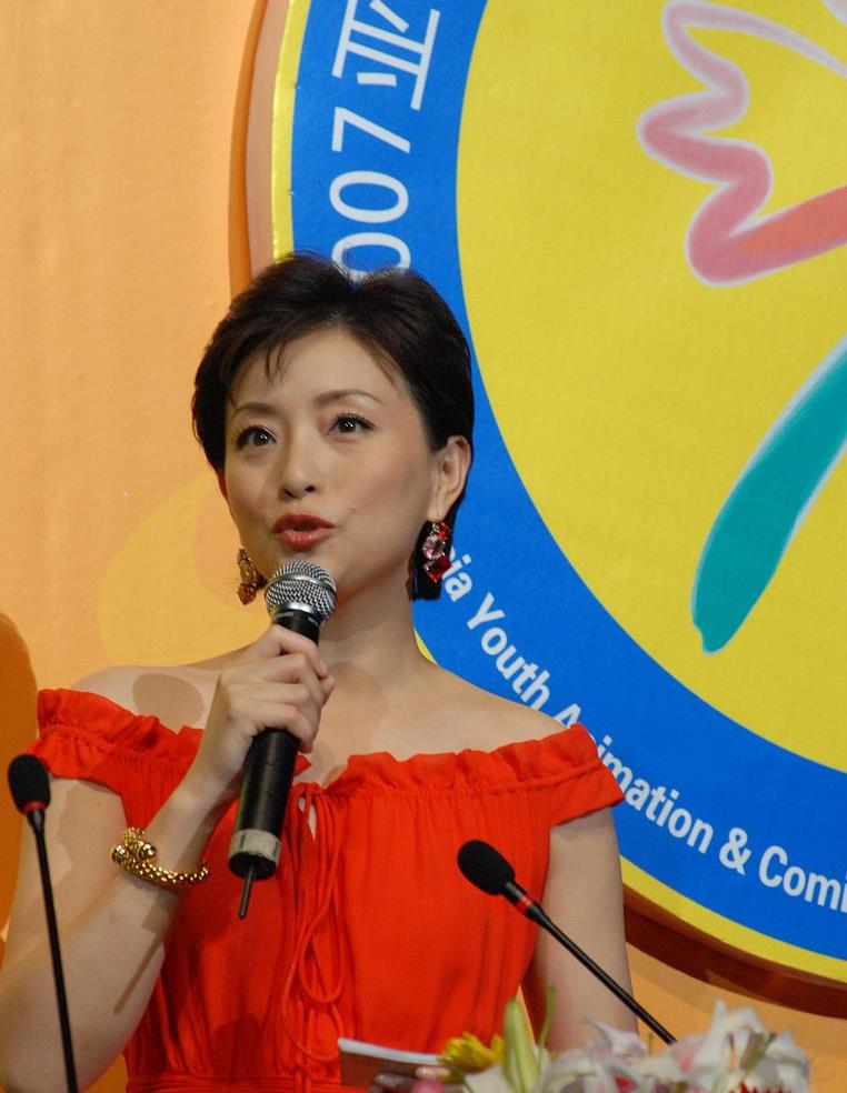 主持人杨澜美得真高雅穿红色连衣裙配短发气质甜美又端庄