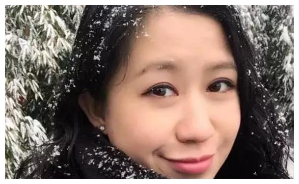 现在,任鲁豫的儿子任泓远已经8岁左右,还完成了自己的荧幕首秀,登上了