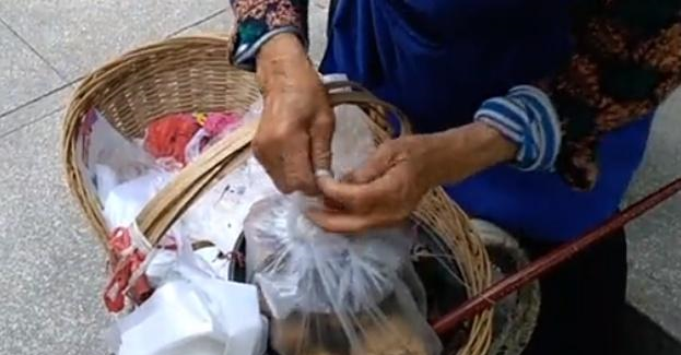 老奶奶街边卖“廉价”菜，不识货的嫌弃，我花50元连篮子承包了！休闲区蓝鸢梦想 - Www.slyday.coM