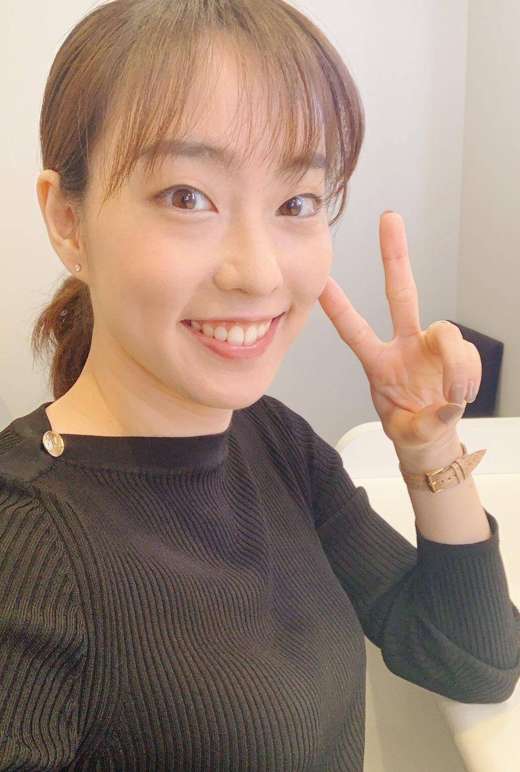 石川佳纯眼睛,指甲油的颜色很美