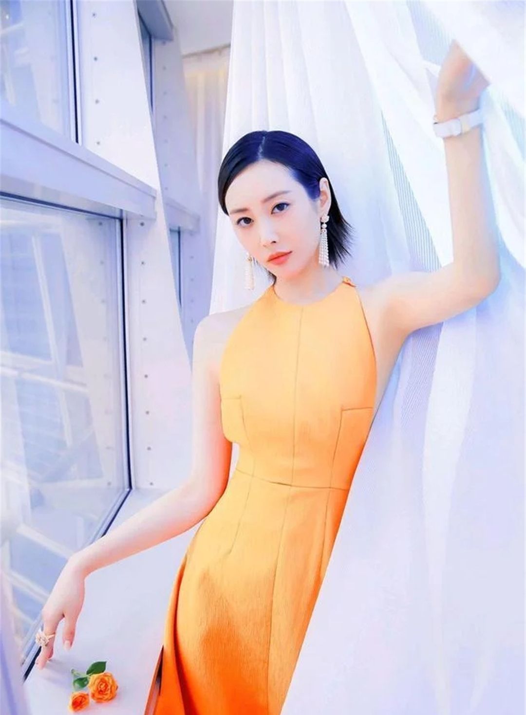 明星写真:时尚美女李纯,一袭露背长裙,美丽动人!