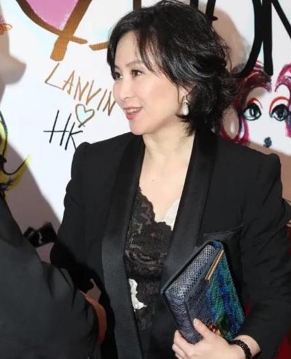 何超琼走红毯造型独特穿西装配蕾丝内搭气质优雅哪像58岁