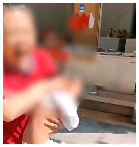 丧心病狂!广东一男子被民警追捕时,挟持并用菜刀砍伤小女孩休闲区蓝鸢梦想 - Www.slyday.coM 丧心病狂!广东一男子被民警追捕时,挟持并用菜刀砍伤小女孩休闲区蓝鸢梦想 - Www.slyday.coM