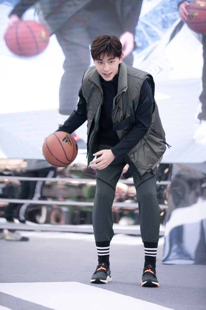 邓伦解密冬季运动时尚 与粉丝互动篮球游戏