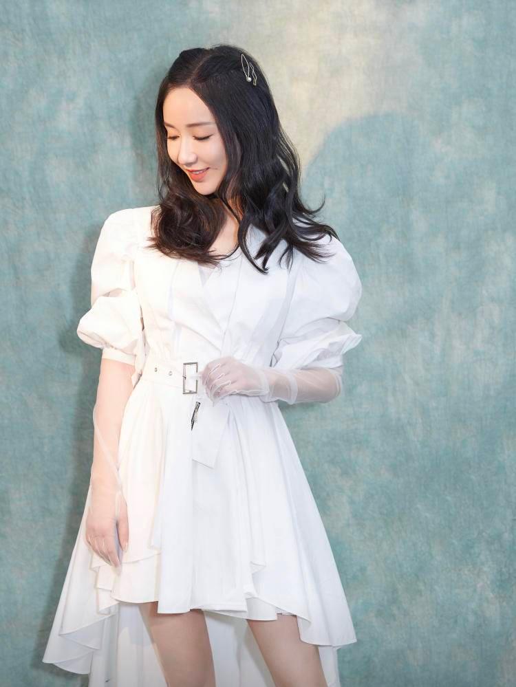 娄艺潇好丰满穿白色吊带露肩裙这身材爱情公寓女主里少见