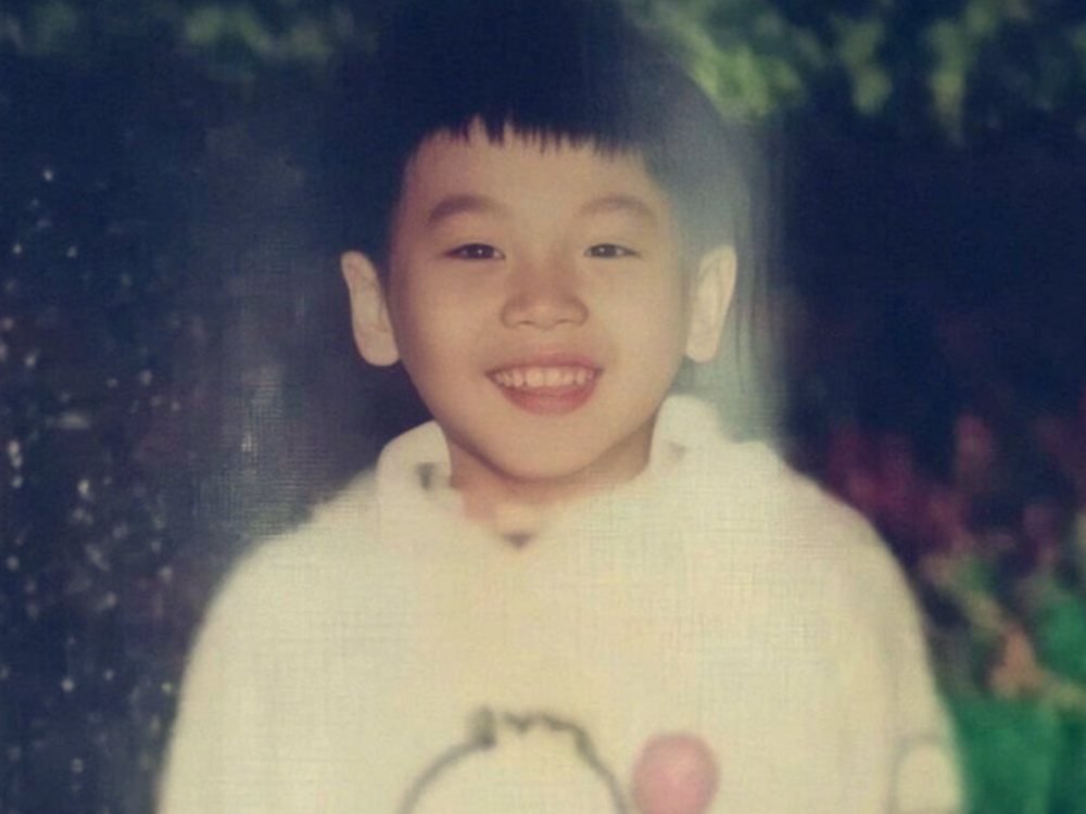 有种"反差萌"叫张若昀,本以为小时候会很酷,谁知撞脸刘昊然!