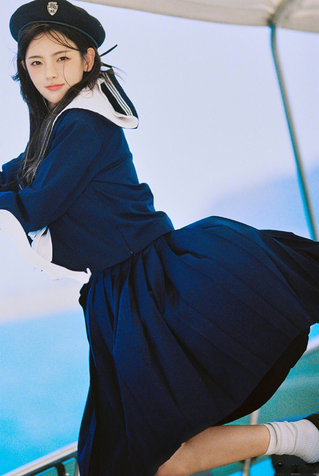 杨超越身穿水手服造型清纯甜美,发梢随风轻拂脸颊,青春洋溢_高清图集