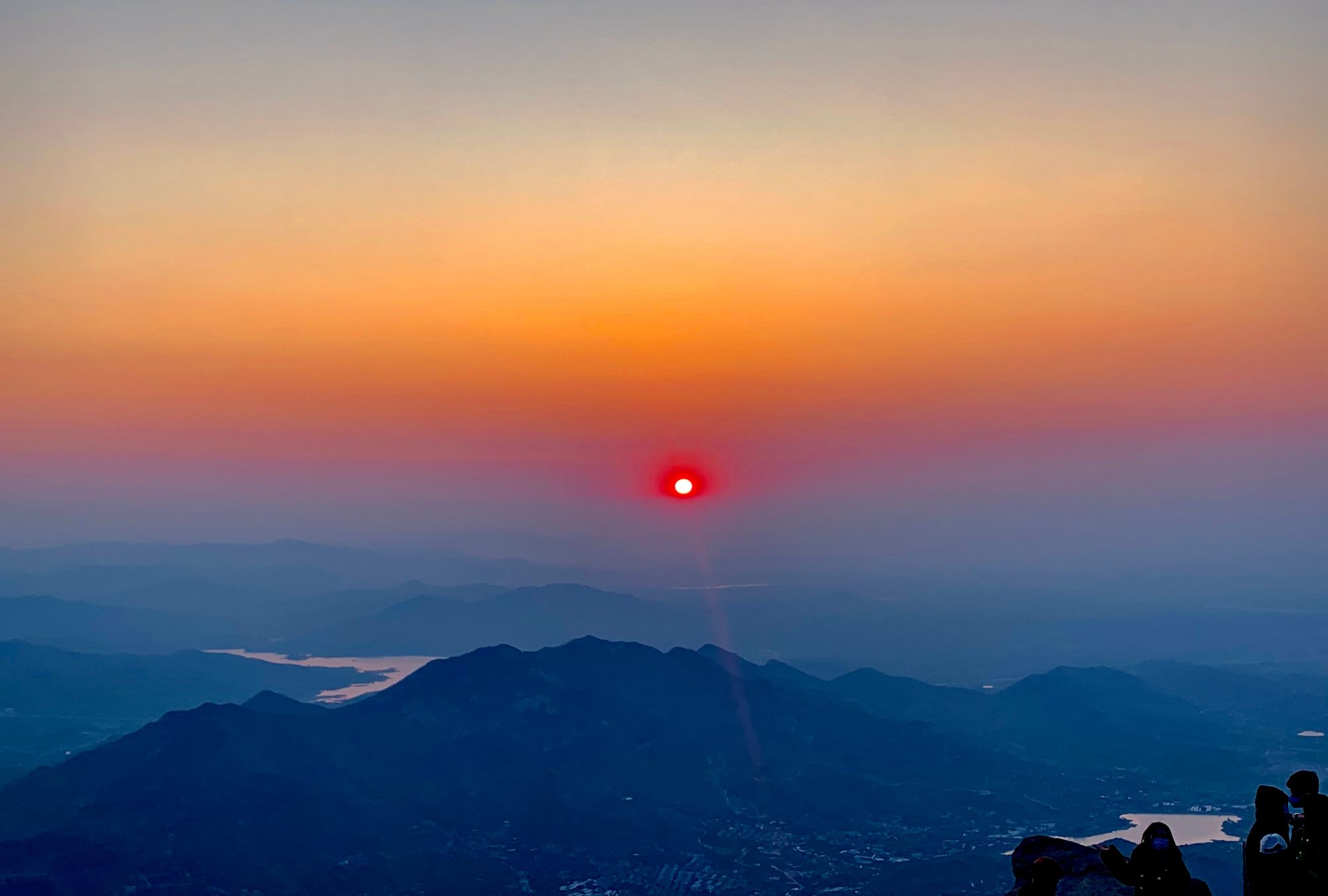 直播5月2日,万人现场观看山东泰山日出美景,还有"人从众"风景_高清