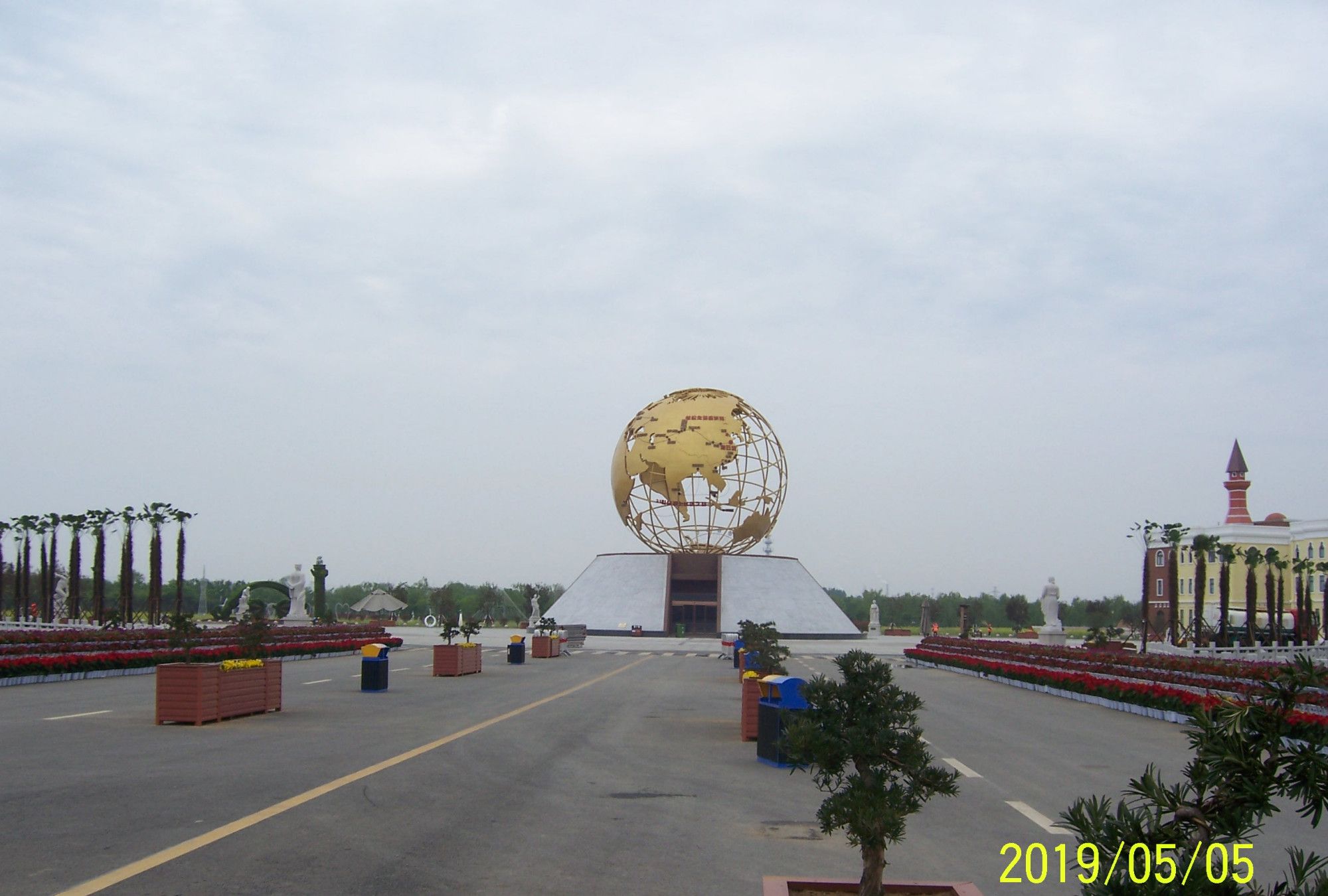 1 / 9 丝路小镇位于江苏省连云港市赣榆区怀仁路西侧,朱稽河南侧,核心