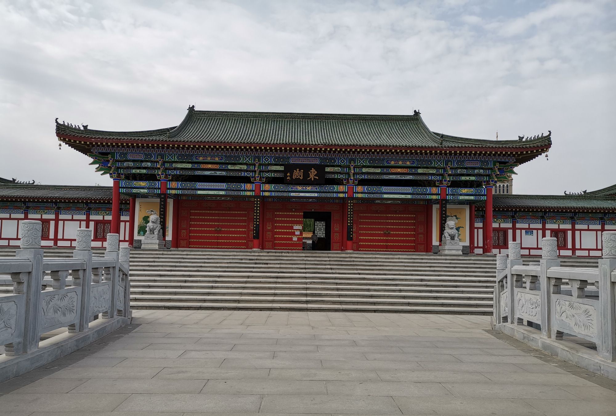 南门就在凤翔县城的南环路边上,南广场有大型停车场,此处交通方便,很