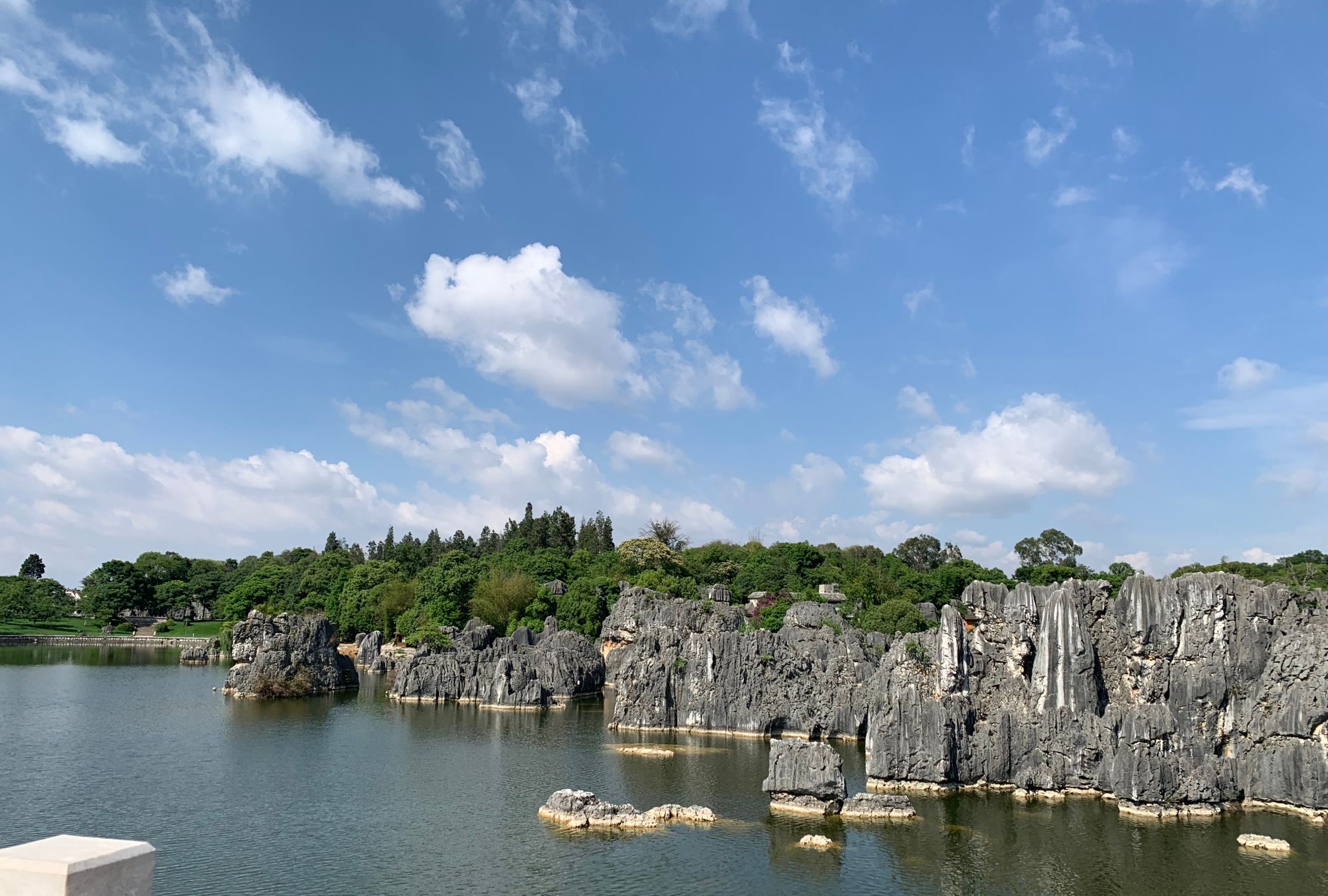 昆明市石林风景区,又称为云南石林,位于昆明石林彝族自治县境内_高清